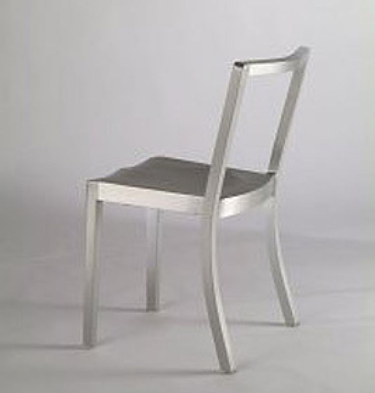 Silberner Icon Stuhl von Emeco, minimalistisches Design mit gebogener Rückenlehne und Sitzfläche. Moderner Stuhl für Esszimmer.